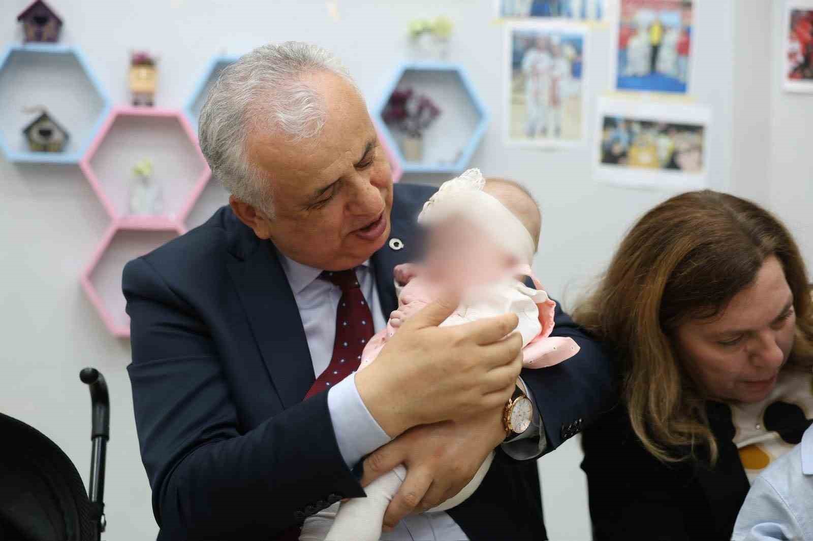 Devlet korumasındaki &ccedil;ocuklara bayram ziyareti