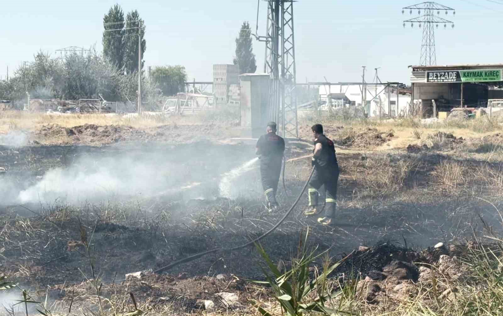 Aksaray&rsquo;da kurumuş otların tutuşması ile yangın &ccedil;ıktı