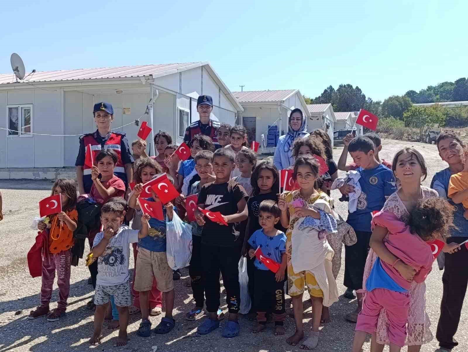 Bilecik&rsquo;te &ccedil;ocuklara jandarmadan hediye