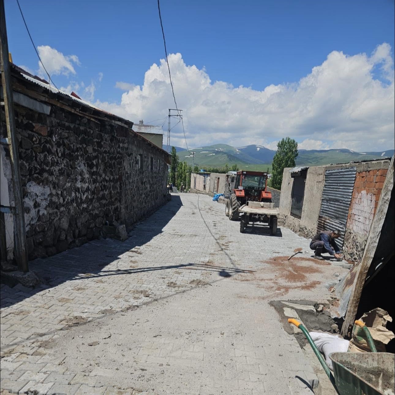 Kars&rsquo;ta k&ouml;ylerde kilit parke taşı yol &ccedil;alışmaları başladı
