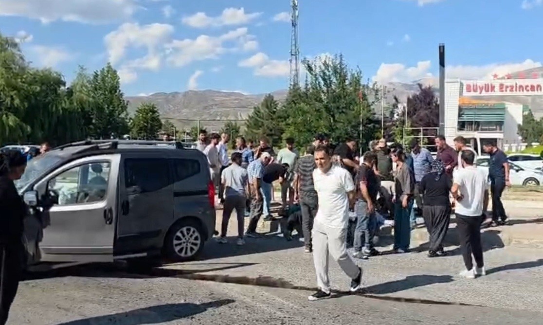 Erzincan’da iki otomobilin çarpıştığı kazada 4 kişi yaralandı