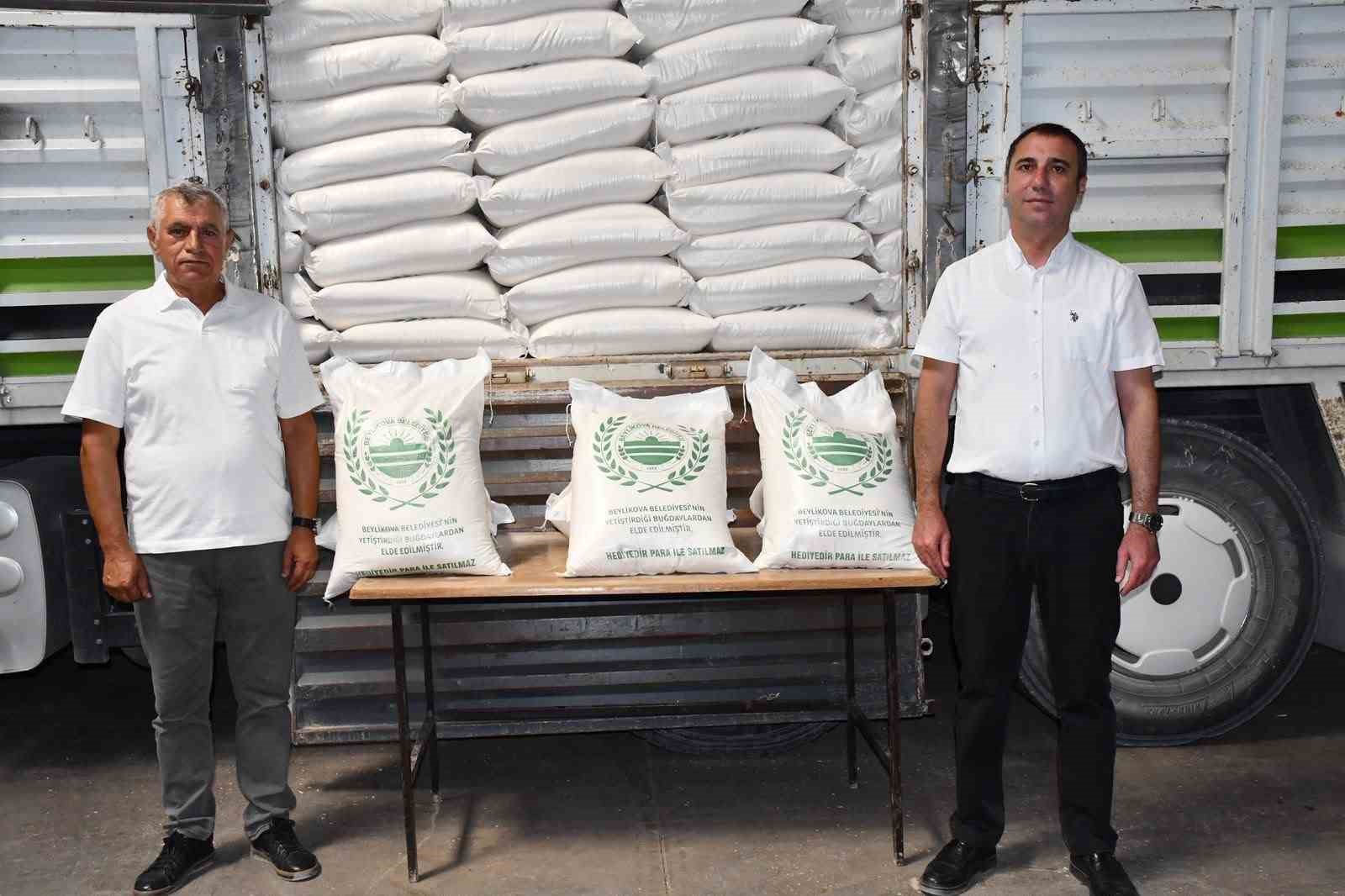 Beylikova Belediyesi&rsquo;nin &uuml;rettiği buğdaylar un oldu, vatandaşa 700 &ccedil;uval un dağıtıldı
