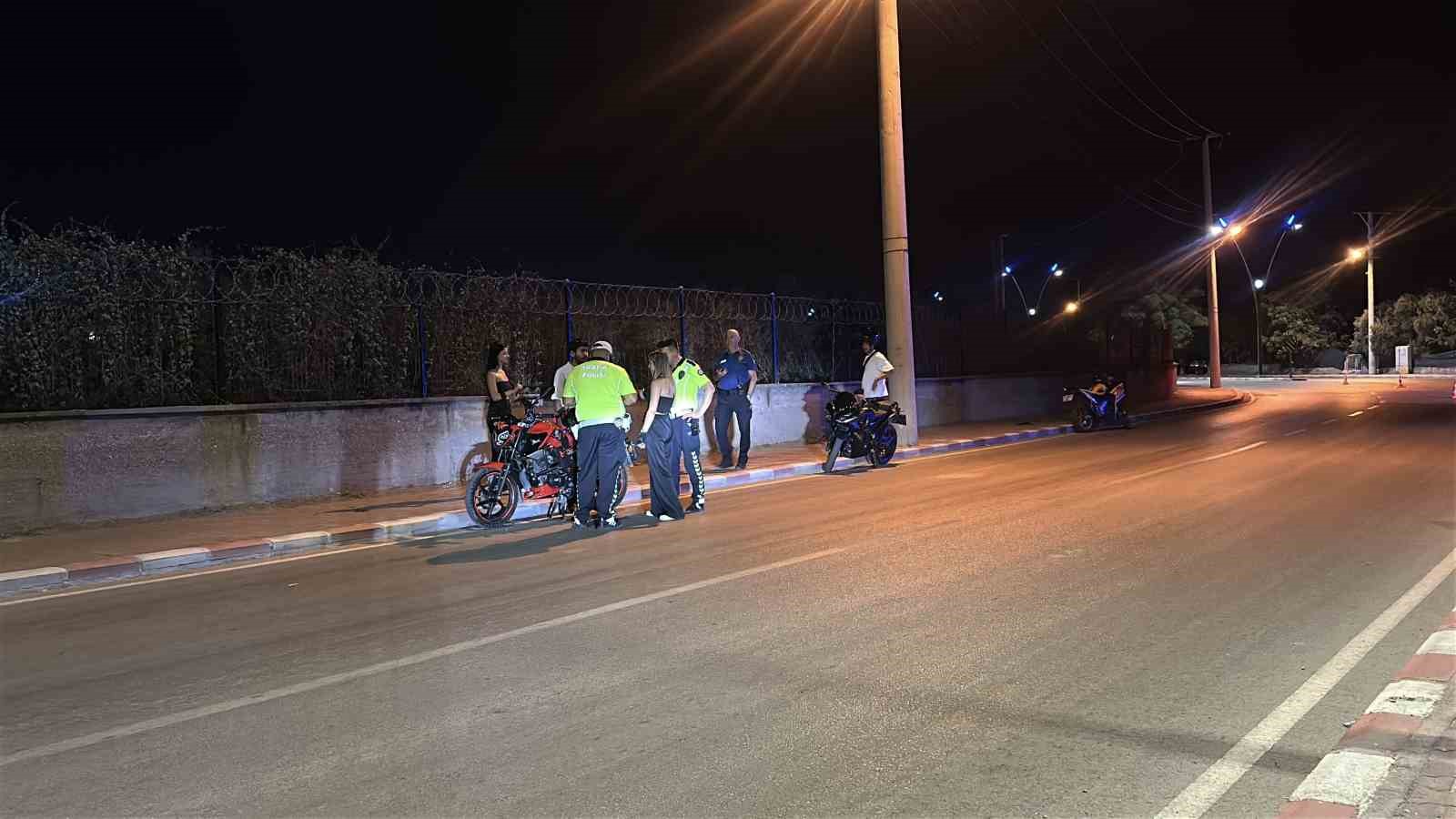 Burdur&rsquo;da motosiklet devrildi, s&uuml;r&uuml;c&uuml;s&uuml; yaralandı