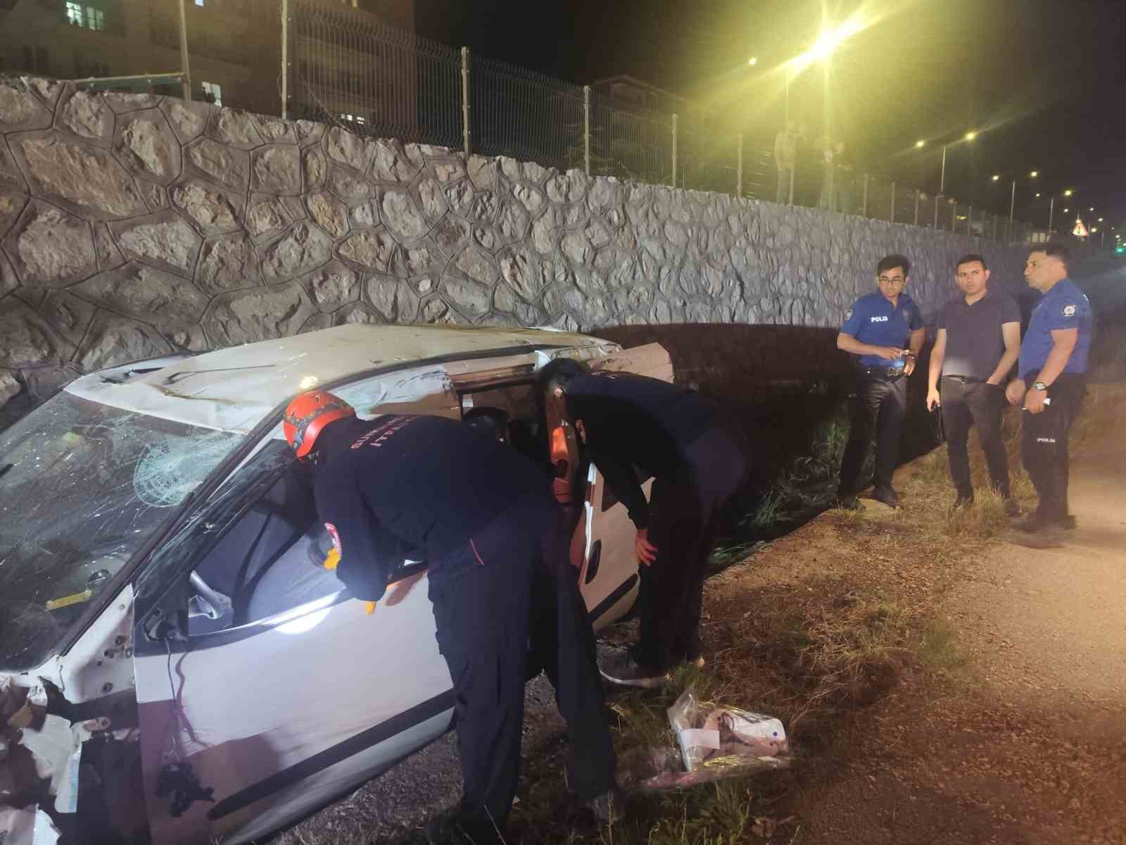 &Ccedil;orum&rsquo;da hafif ticari ara&ccedil; istinat duvarından yan yola u&ccedil;tu: 2 yaralı