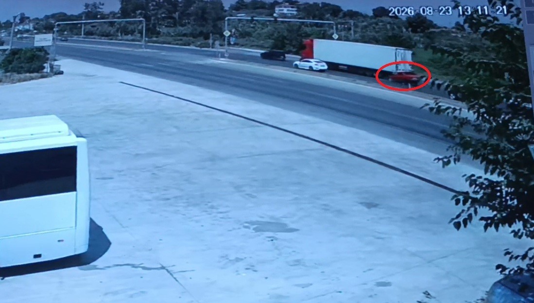Kırmızı ışıkta duran tıra arkadan &ccedil;arpan Tofaş hurdaya d&ouml;nd&uuml;: 1 yaralı