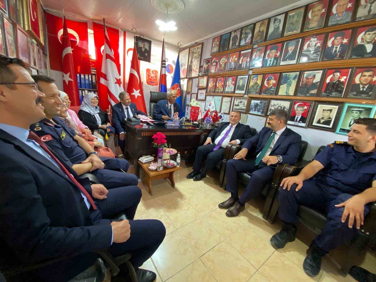 Ayvalık&rsquo;ta Kaymakam Cimşit&rsquo;ten gazilere nazik ziyaret