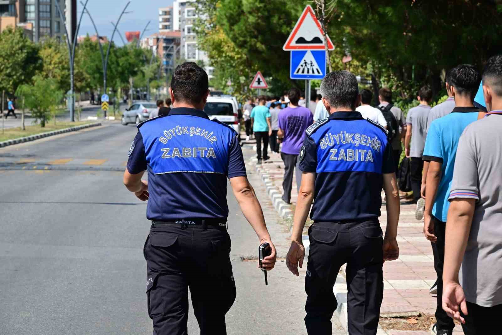 Manisa&rsquo;da okul &ccedil;evrelerinde gıda denetimi