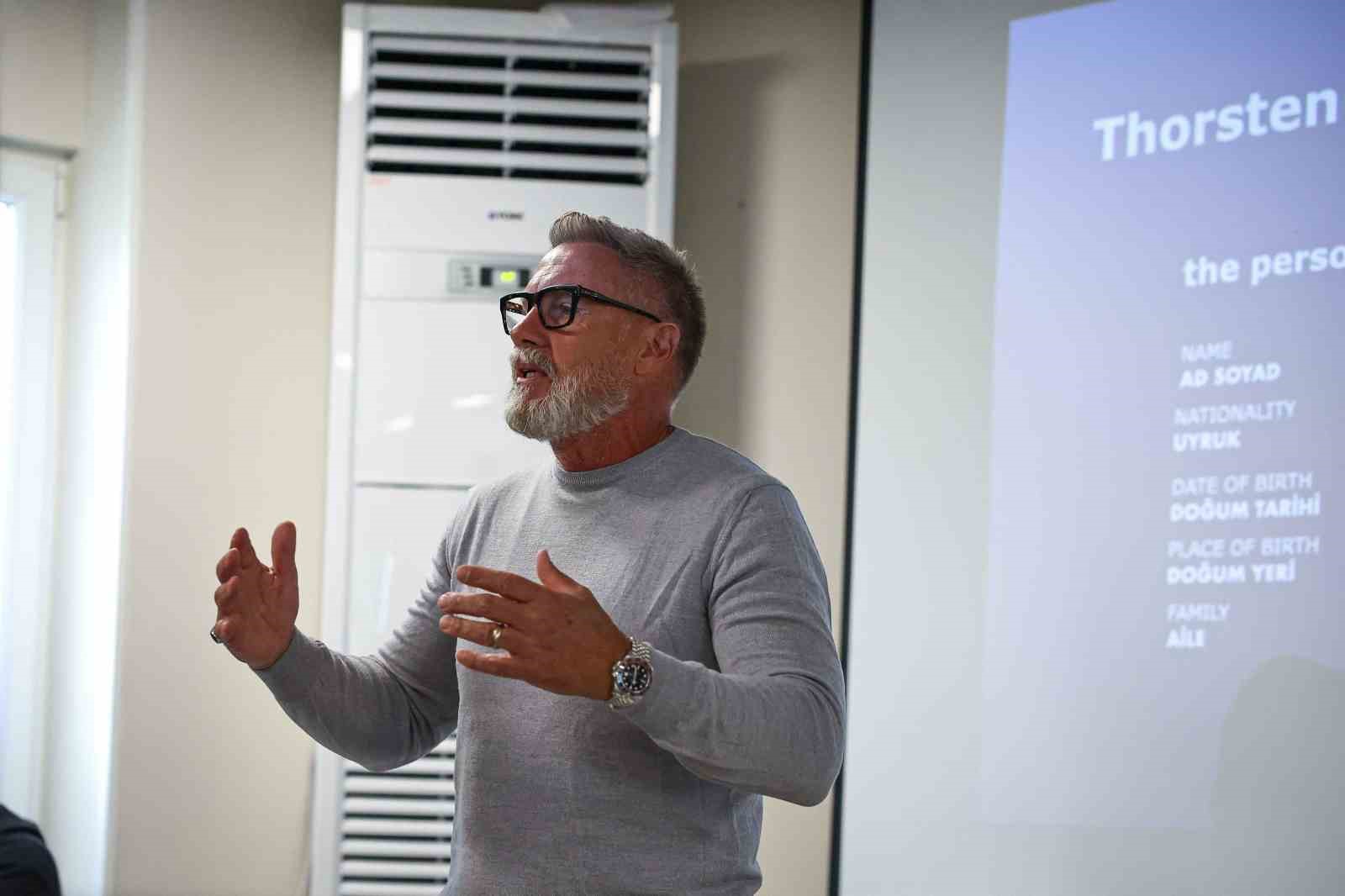 Thorsten Fink, akademi oyuncularına A takıma hazırlanma s&uuml;recini anlattı