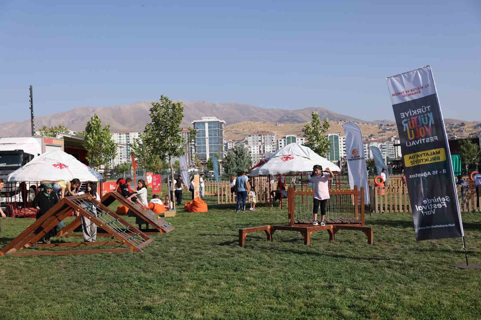 Malatya K&uuml;lt&uuml;r Yolu Festivali&rsquo;nin sekizinci g&uuml;n&uuml; renkli etkinliklere sahne oldu