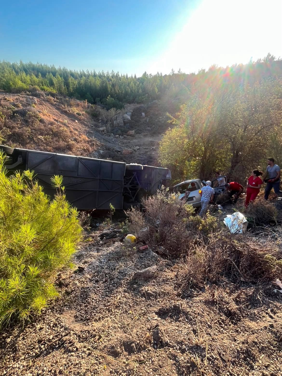 İzmir&rsquo;de otob&uuml;s ve otomobil şarampole devrildi: 2 &ouml;l&uuml;, 1 yaralı