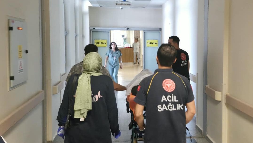 Sinir krizi ge&ccedil;iren kadın kendini bı&ccedil;akladı