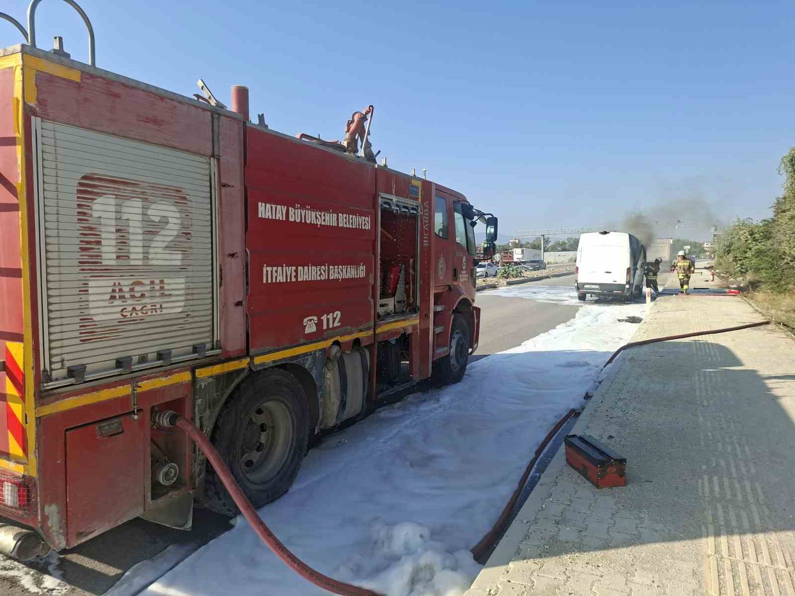 Patlamaların yaşandığı minib&uuml;s alevlere teslim oldu