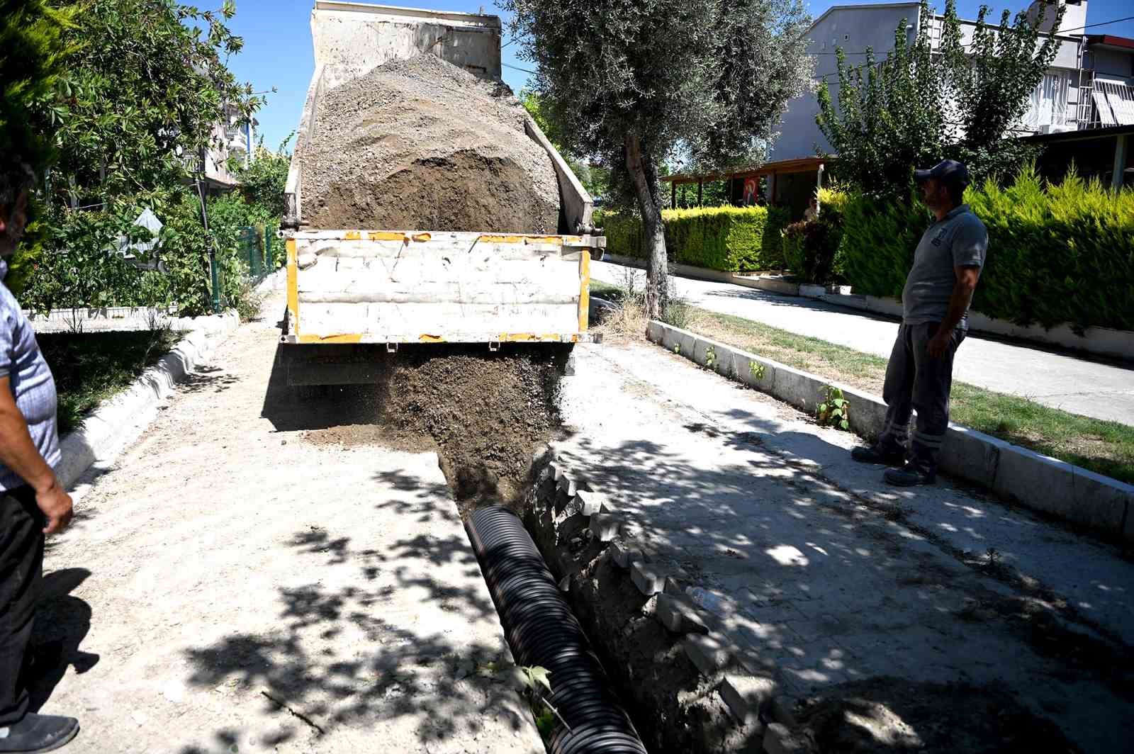 Kuşadası&rsquo;nda 294 metrelik yağmur suyu hattı &ccedil;alışması başladı