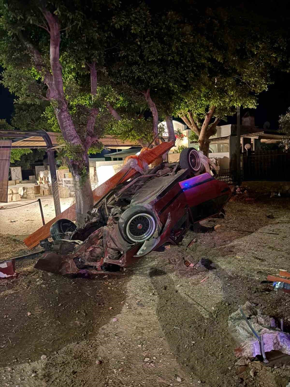 Bodrum&rsquo;da d&uuml;ğ&uuml;n salonuna dalan otomobilin kaza anı g&uuml;venlik kamerasına yansıdı