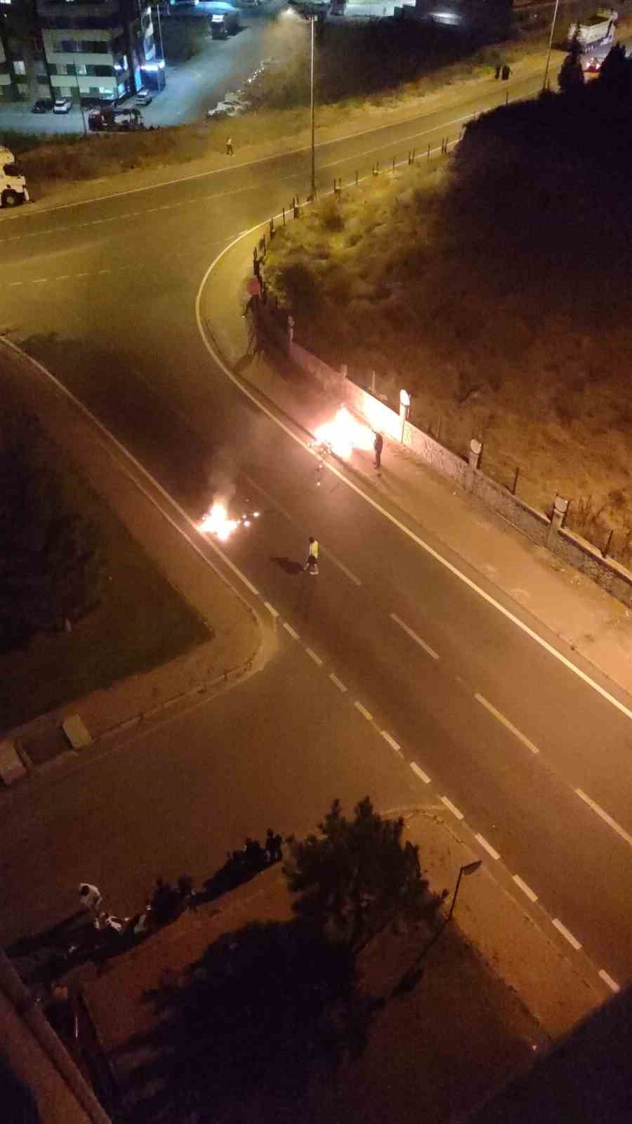 Seyir halindeki motosiklet alev alev yandı