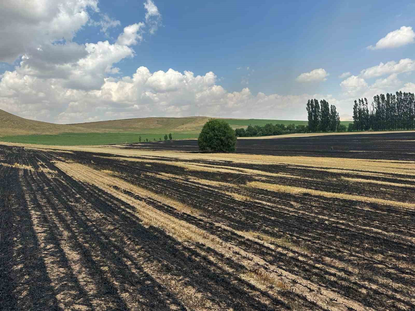 Bitlis&rsquo;te &ouml;rt&uuml; yangını: 400 d&ouml;n&uuml;m alan k&uuml;le d&ouml;nd&uuml;