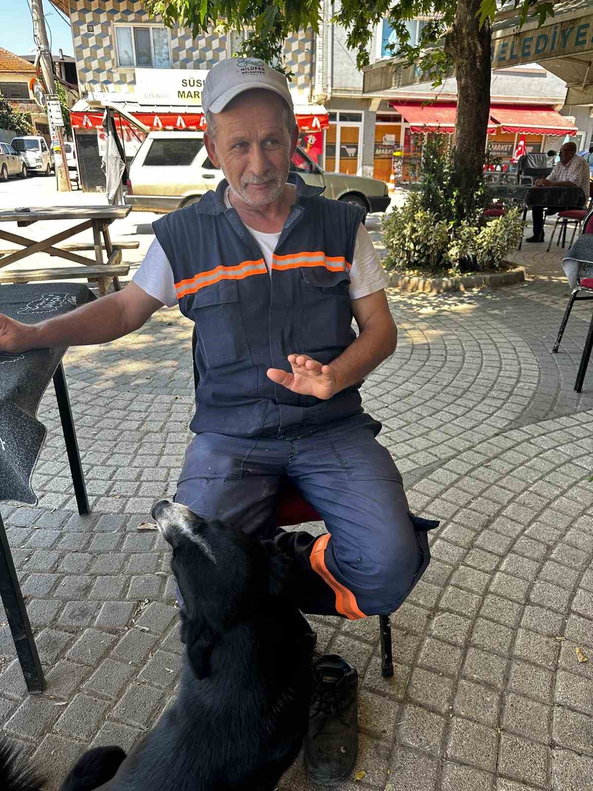 Sahibi &ouml;len "Dayı"yı yalnız bırakmayan temizlik g&ouml;revlisinin kalp ısıtan hikayesi