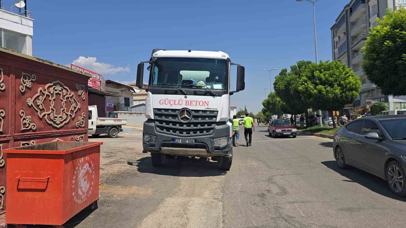 Gaziantep&rsquo;te otomobil ile beton mikseri &ccedil;arpıştı: 4 yaralı
