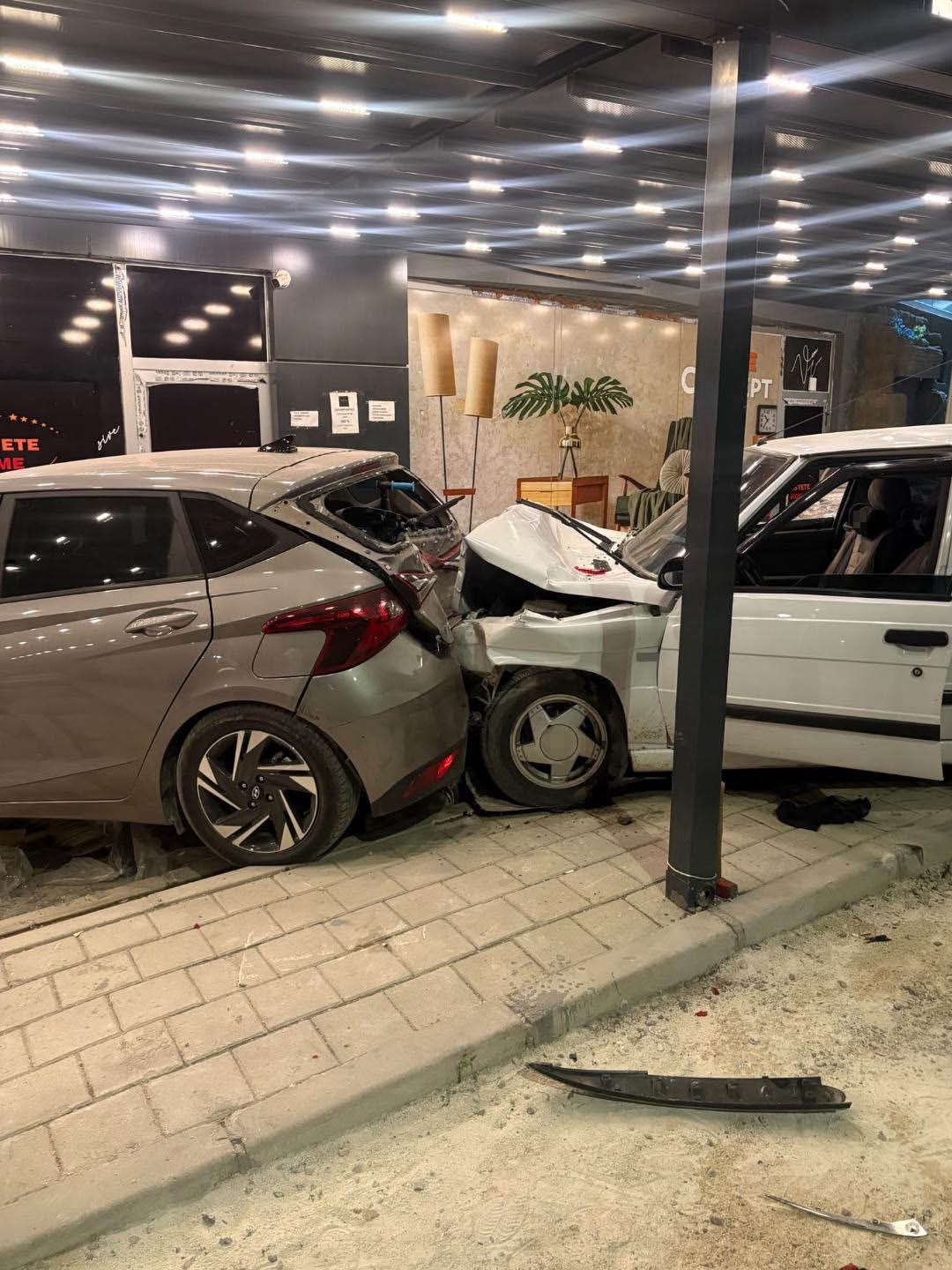 Adana&rsquo;da kontrolden &ccedil;ıkan iki otomobil peş peşe mağazaya girdi: 2 yaralı