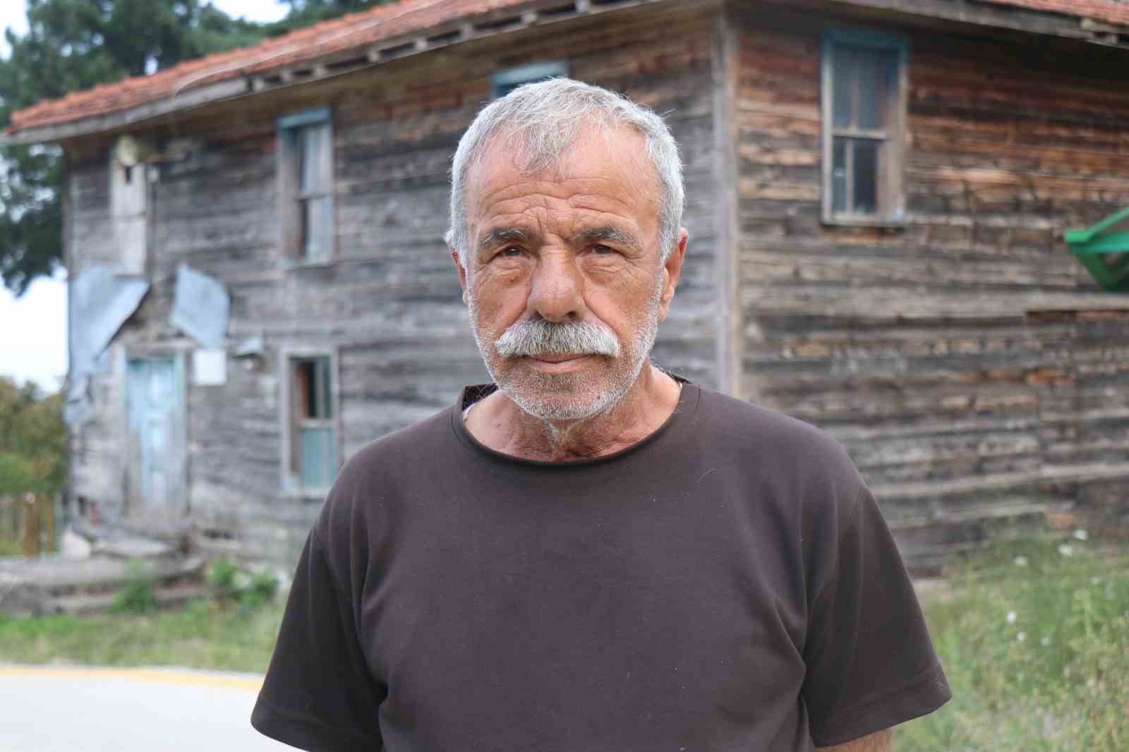 Saman ve toprak sıvalı, el boyaması 78 yıllık ahşap cami zamana yenik d&uuml;ş&uuml;yor