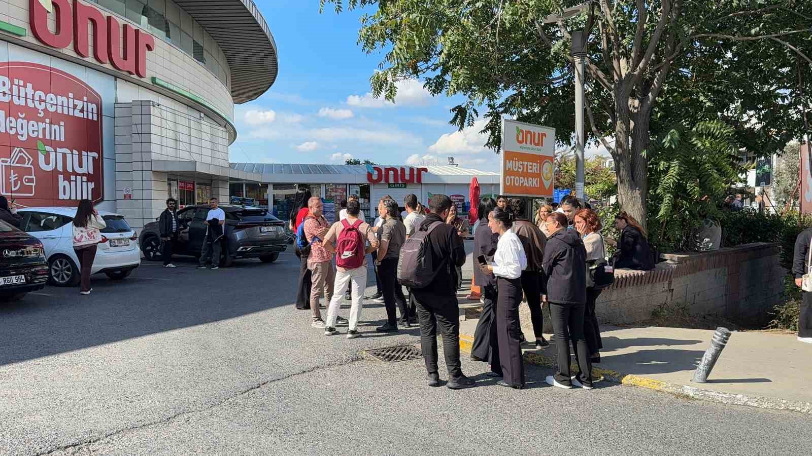 Küçükçekmece’de otoparkta elektrikli araç yangını paniği: Bina tahliye edildi