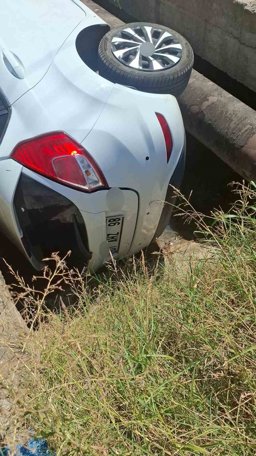 Osmaniye&rsquo;de &ccedil;arpışan otomobillerden biri kanala d&uuml;şt&uuml;
