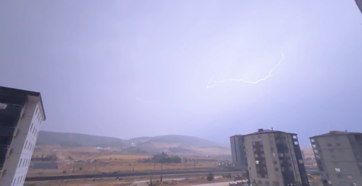 Gaziantep&rsquo;te &lsquo;şimşek fırtınası&rsquo; geceyi g&uuml;nd&uuml;ze &ccedil;evirdi