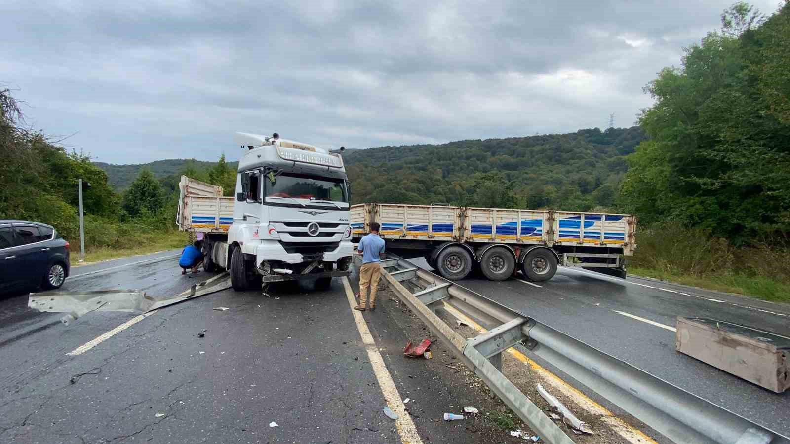 D&uuml;zce&rsquo;de makasyalan tır trafiği fel&ccedil; etti