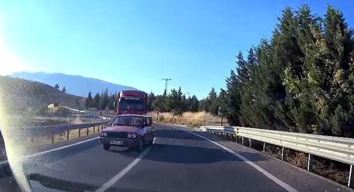 Virajda hatalı sollama faciaya davetiye &ccedil;ıkarıyordu: Kafa kafaya &ccedil;arpışmadan saniyelerle kurtuldular
