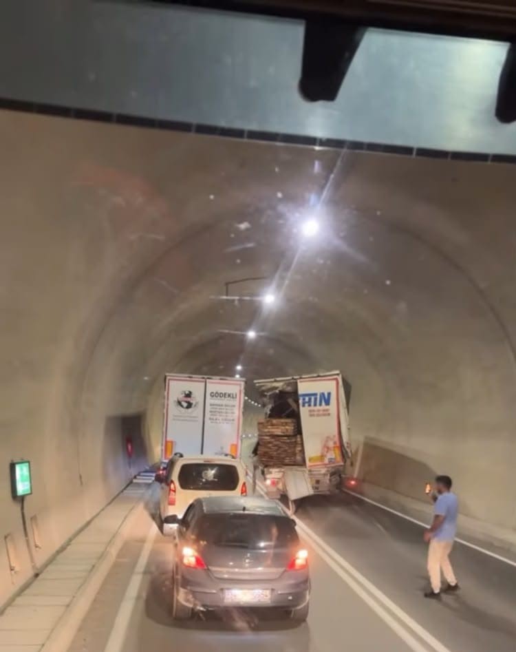 Artvin&rsquo;de t&uuml;nel i&ccedil;inde zincirleme kaza: 1 &ouml;l&uuml;, 2 yaralı