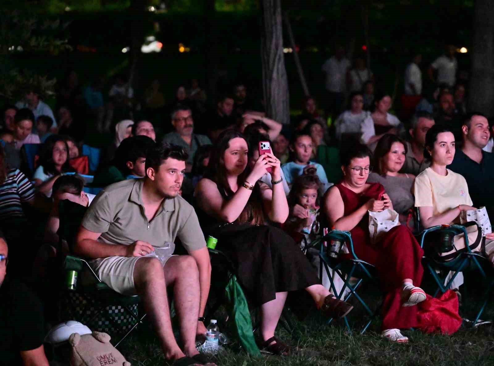 Manisa&rsquo;da A&ccedil;ık Hava Sinema Geceleri nostalji r&uuml;zgarı estiriyor