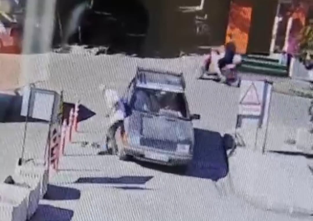 Yaşlı adama &ccedil;arpıp hi&ccedil;bir şey olmamış gibi yoluna devam etti