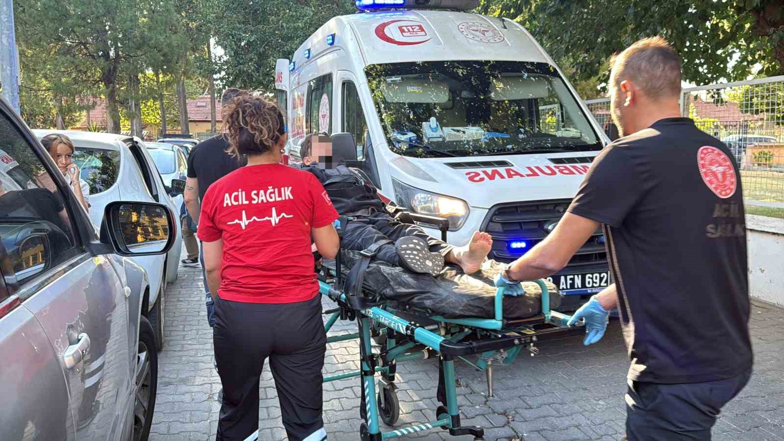 Menteşe&rsquo;de okul &ccedil;ıkışı &ouml;ğrencinin ayağı otomobilin altında kaldı