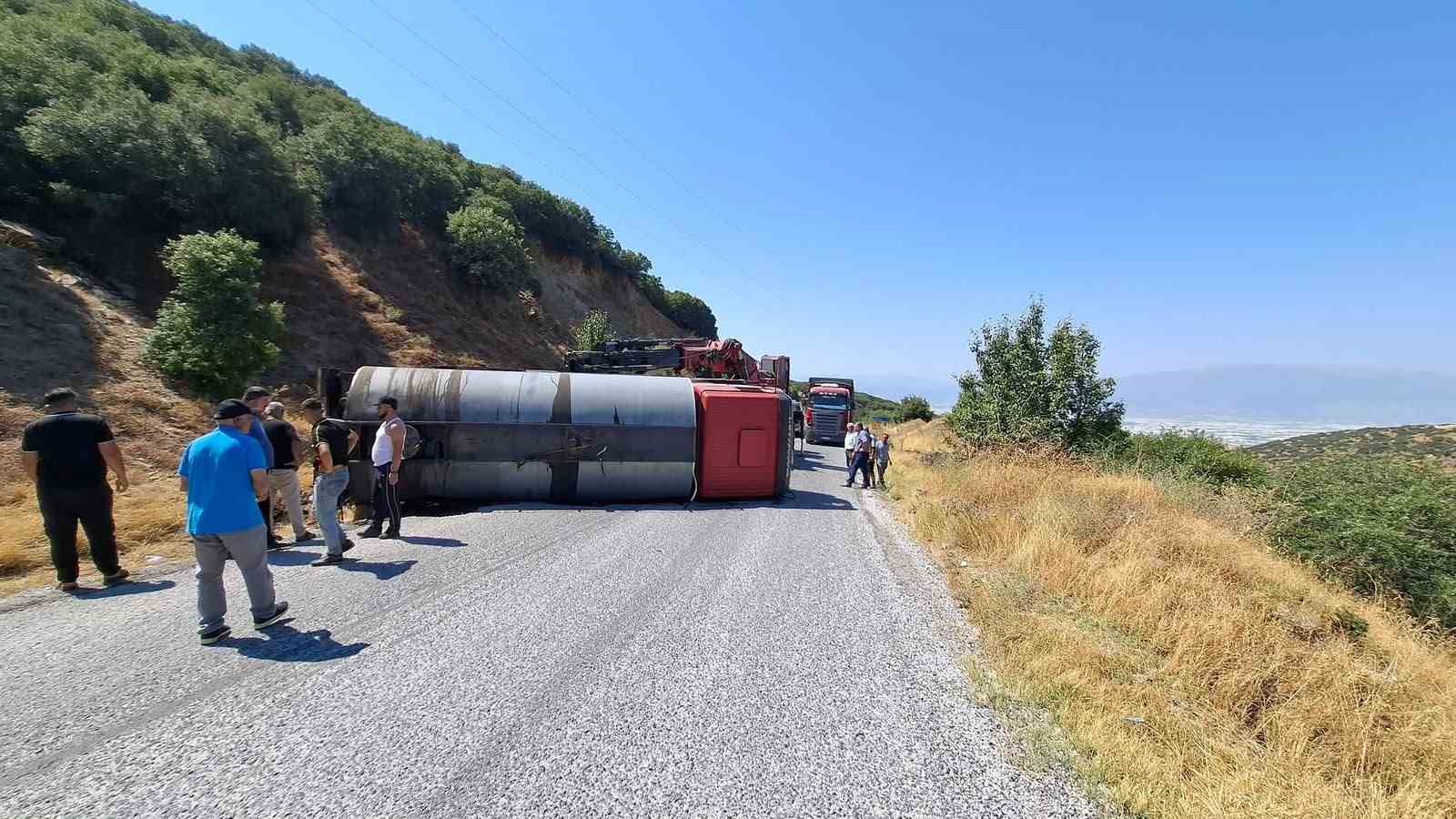 Alaşehir-Eşme yolunda tanker devrildi