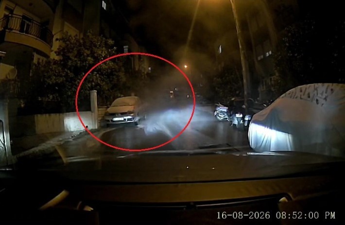 Bu sefer can değil mal kurtardı: Ara&ccedil;tan duman &ccedil;ıktığını fark edip yangın t&uuml;p&uuml;yle m&uuml;dahale etti, eşi kornaya basarak sahibine ulaşmaya &ccedil;alıştı