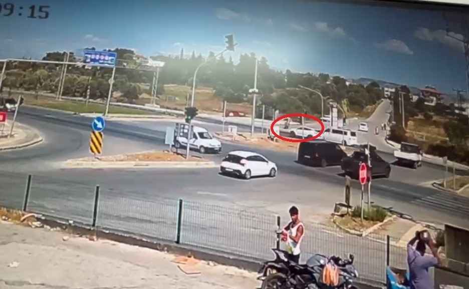 Kırmızı ışıkta ge&ccedil;en araca motosikletin &ccedil;arpma anı kamerada: 2 yaralı