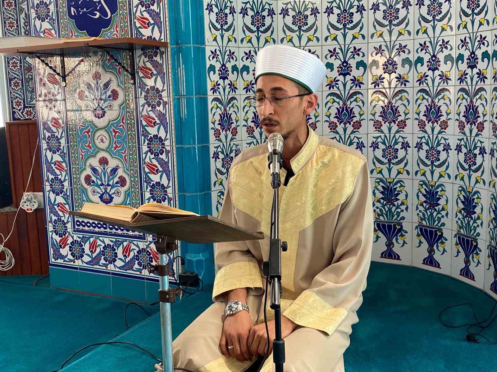 Konuşurken kekeleyen vekil imam hatip, Kur&rsquo;an-ı Kerim&rsquo;i ve duaları takılmadan okuyor
