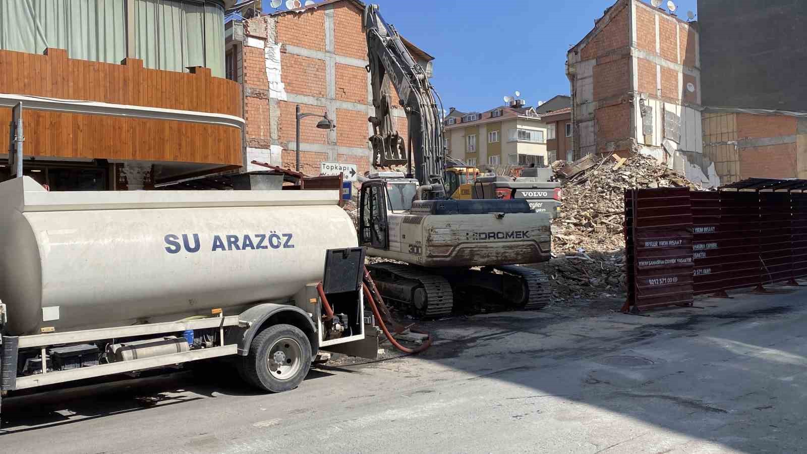 Zeytinburnu&rsquo;nda yıkım sırasında 4 katlı bina aniden &ccedil;&ouml;kt&uuml;