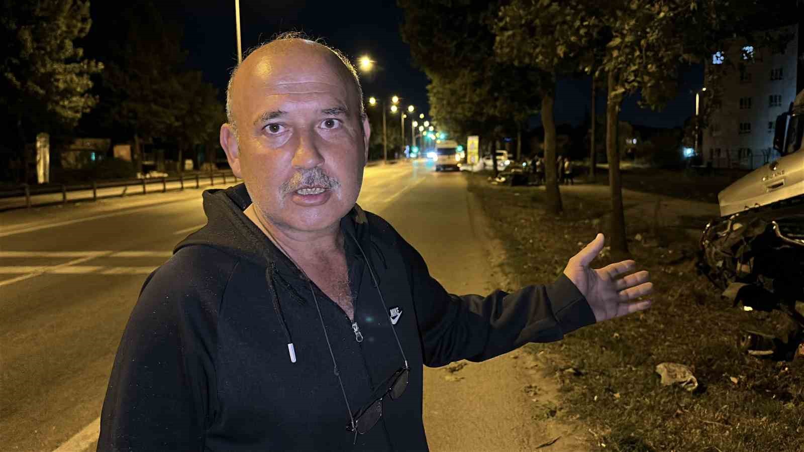 Ağaca &ccedil;arpan otomobil ikiye b&ouml;l&uuml;nd&uuml;, s&uuml;r&uuml;c&uuml; hafif sıyrıklarla kurtuldu