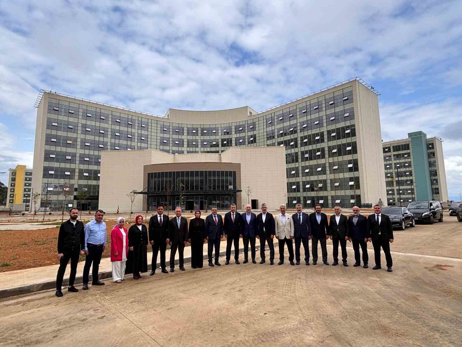 Trabzon Şehir Hastanesi&rsquo;nin hizmete girişi i&ccedil;in geri sayım başladı