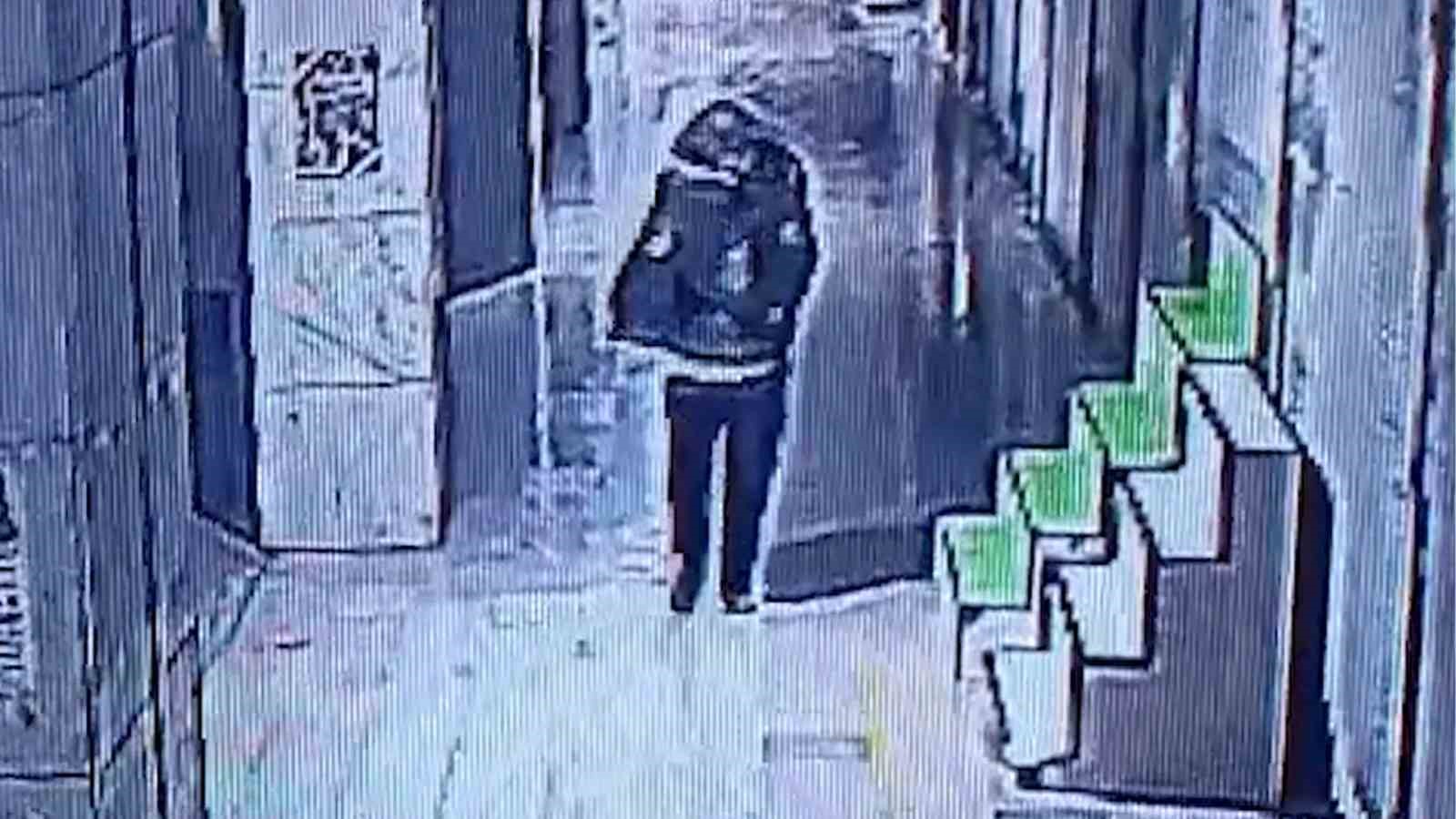 Tanınmamak i&ccedil;in başına &ccedil;&ouml;p poşeti ge&ccedil;irip yangın &ccedil;ıkaran şahıs kameralara yakalandı