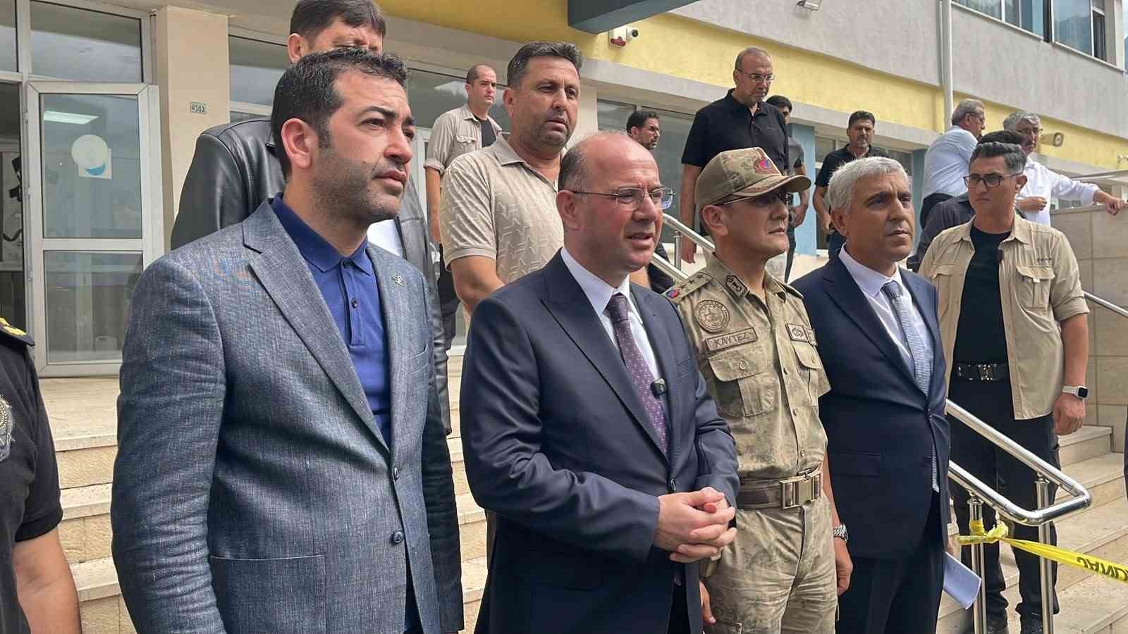 Osmaniye Valisi Serdenge&ccedil;ti: "&Ouml;ncelikle başımız sağ olsun, saldırıya uğrayan &ouml;ğretmenimiz maalesef hayatını kaybetti"