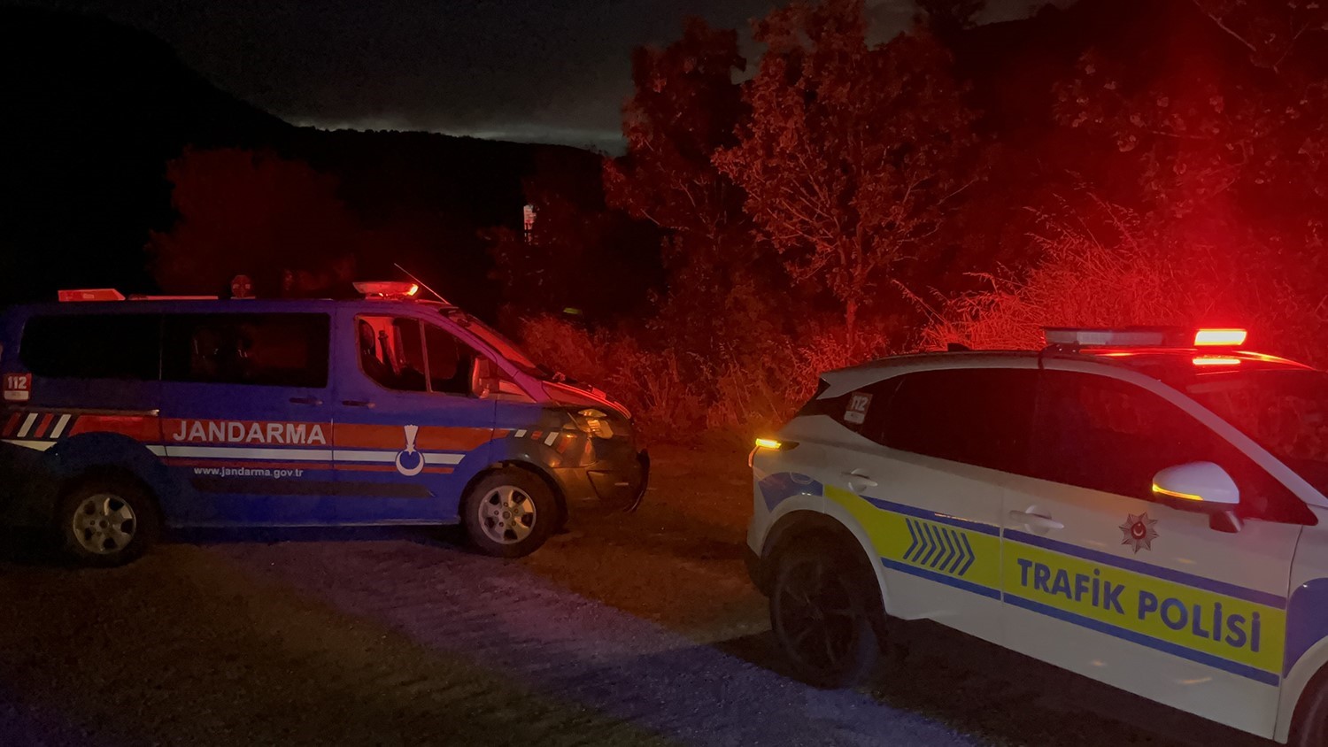 Manisa&rsquo;da iki tır &ccedil;arpıştı: 1&rsquo;i ağır 2 yaralı