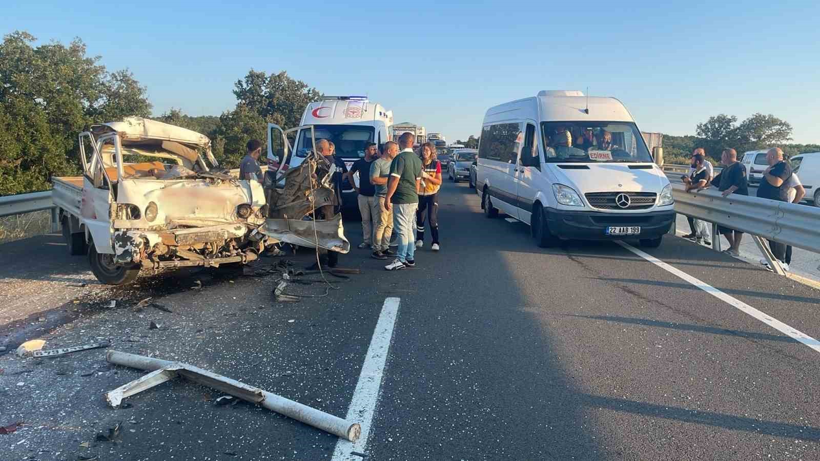 Edirne&rsquo;de kamyona &ccedil;arpan kamyonetin s&uuml;r&uuml;c&uuml;s&uuml; hayatını kaybetti