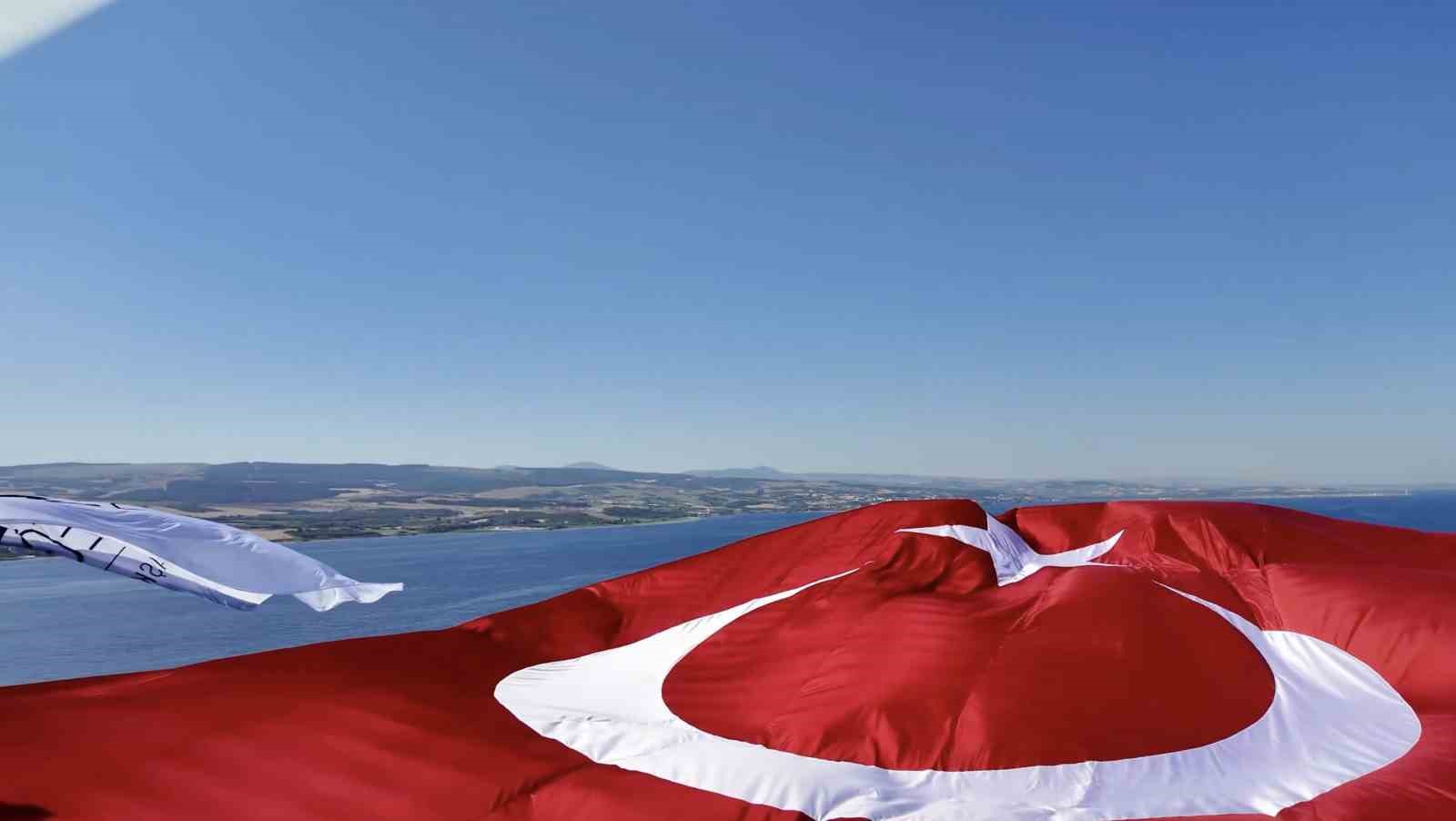 15 Temmuz&rsquo;un 10&rsquo;uncu yılı anısına &Ccedil;anakkale K&ouml;pr&uuml;s&uuml;&rsquo;nde T&uuml;rk bayrağı dalgalandırıldı