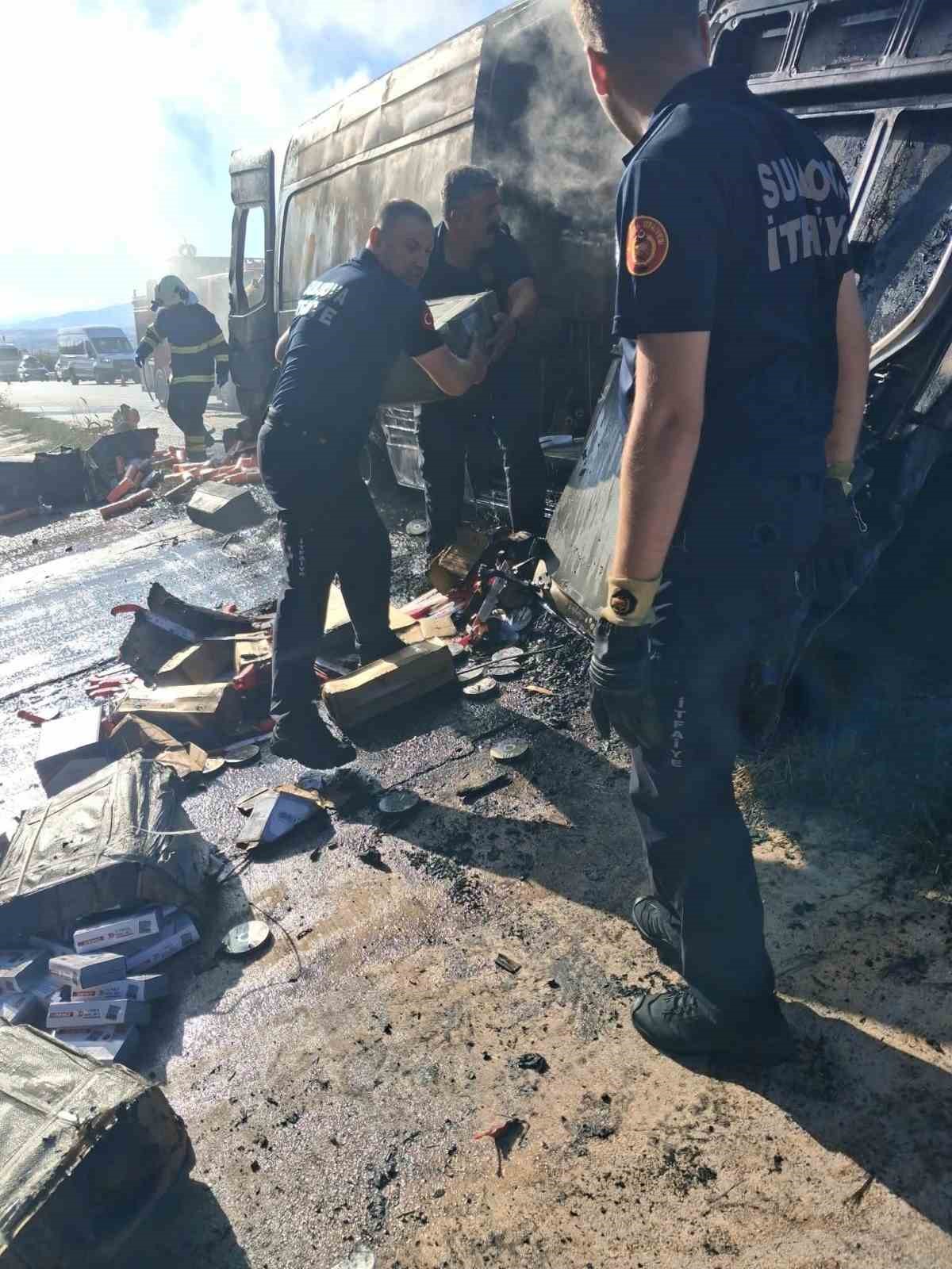 Amasya&rsquo;da hırdavat malzemesi y&uuml;kl&uuml; kamyonette yangın &ccedil;ıktı