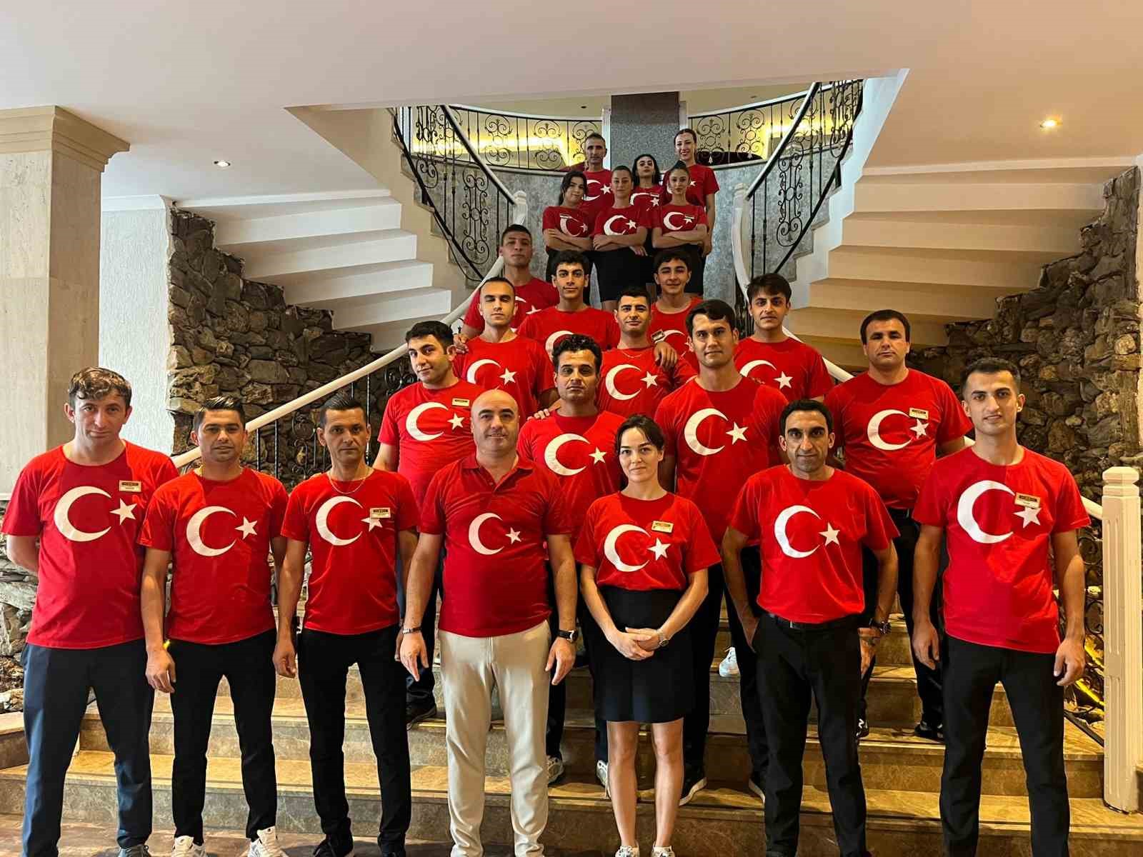 Bodrum&rsquo;da otel personeli 30 Ağustos&rsquo;a bayraklı kıyafetlerle damga vurdu