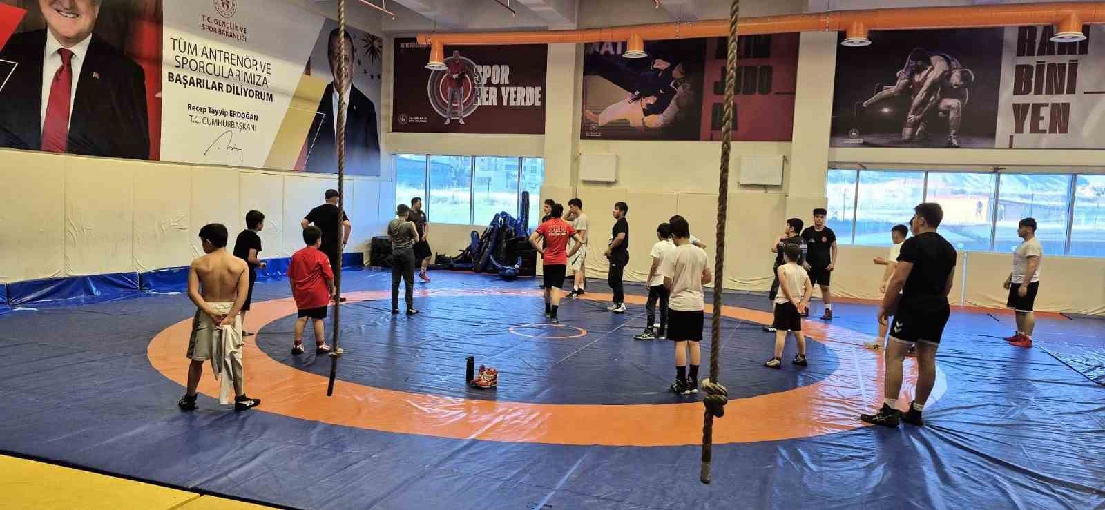 Erzincan&rsquo;da GSB Yaz Spor Okulları 760 sporcuyu yaz tatilinde sporla buluşturuyor