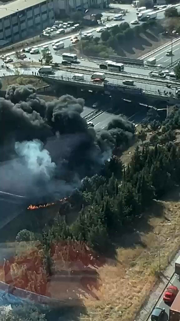 Esenyurt TEM Otoyolunda tır bilinmeyen bir nedenle alev alev yanmaya başladı. Olay yerine itfaiye ekipleri sevk edildi