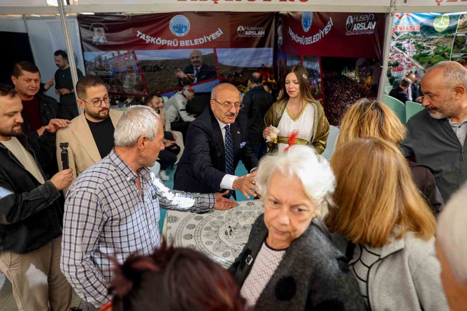 Başkan Arslan, Ankara&rsquo;da vatandaşlarla Taşk&ouml;pr&uuml; sarımsağı dağıttı